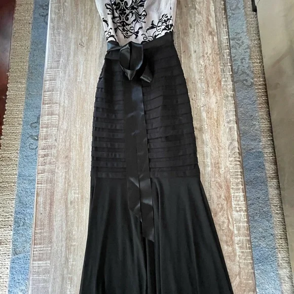 Evening wear - Picture 6 of 7